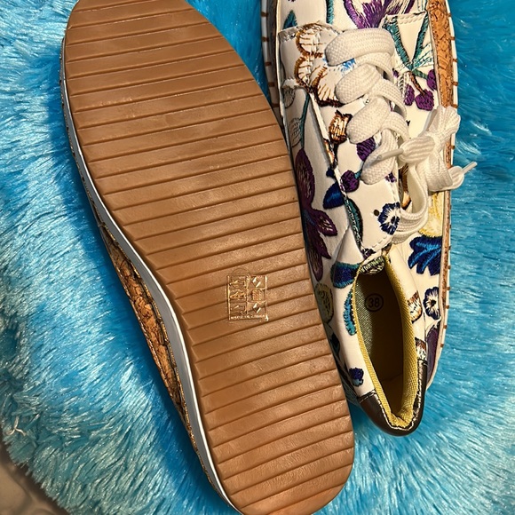 Shoes - Picture 4 of 5